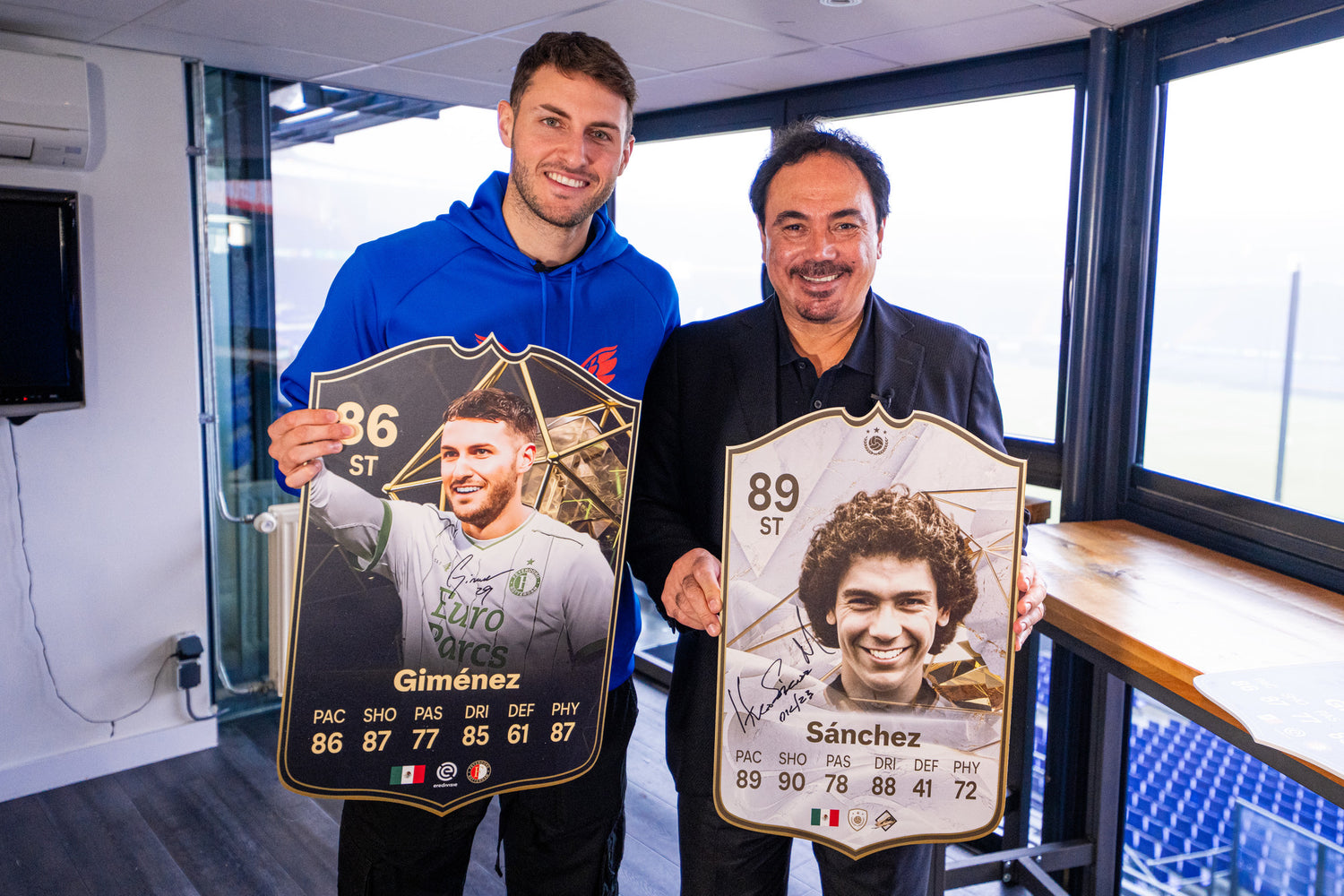 Santiago Giménez meets voetballegende Hugo Sánchez